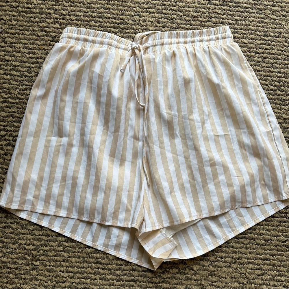 Princess Polly White and Beige Striped Shorts | Size 8